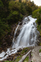 beeindruckender Wasserfall in den Südtiroler Alpen - der Egger Wasserfall im Antholzer Tal in Südtirol