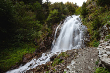 Naklejka na ściany i meble Wanderung zum beeindruckenden Wasserfall in den Südtiroler Alpen - der Egger Wasserfall im Antholzer Tal in Südtirol