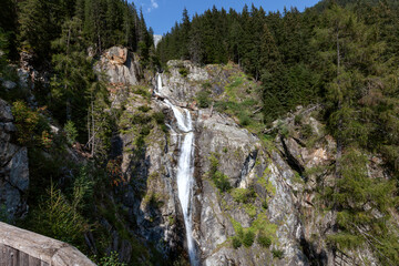 wunderschöner Ausblick von einer Aussichtsplattform auf den Klammbach-Wasserfall im Antholzer Tal - leichte Wanderung in Südtirol  © USeePhoto