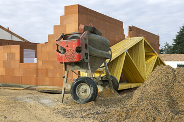 Chantier de construction d'une maison en briques
