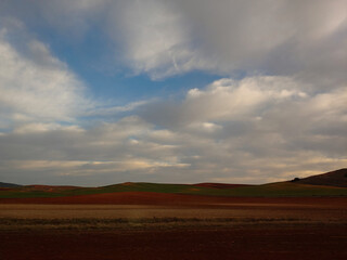 Fototapeta na wymiar pola wieś krajobraz widok wzgórza niebo chmury