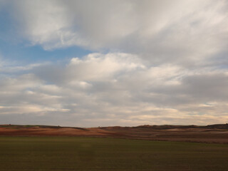 pola wieś krajobraz widok wzgórza niebo chmury