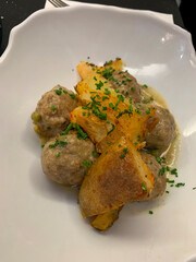 albondigas con patatas fritas