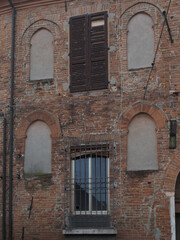 Cracked facade, house in poor condition.