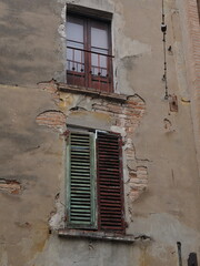 Cracked facade, house in poor condition.