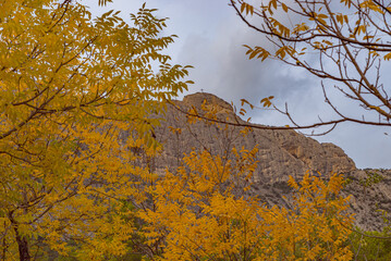Paisatge i colors de tardor al poble d'Oliana, a la comarca de l'Alt Urgell.