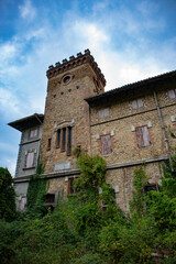 Fototapeta na wymiar Villa abbandonata fuori Bologna, Emilia Romagna
