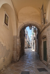 Fototapeta na wymiar Trani, provincia di BARI, Puglia, Sud, Italia, strada con arco