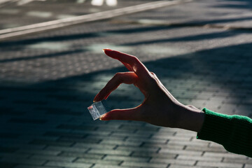 プリズムを持つ女性の手