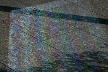 Fototapeta na wymiar 虹色に反射する道路