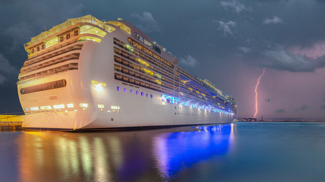 Navire de croisi&egrave;re en navigation avec un &eacute;clair pendant un orage.	