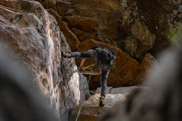 Rock Climber climbing the route Para mis amigos in Suesca Colombia © Gabriel Roveda