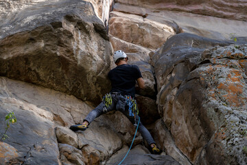 Rock Climber climbing the route Para mis amigos in Suesca Colombia © Gabriel Roveda