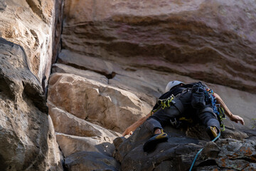 Rock Climber climbing the route Para mis amigos in Suesca Colombia © Gabriel Roveda