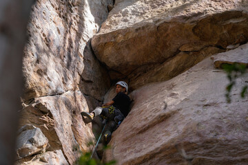 Rock Climber climbing the route Para mis amigos in Suesca Colombia © Gabriel Roveda