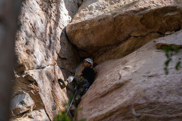 Rock Climber climbing the route Para mis amigos in Suesca Colombia © Gabriel Roveda