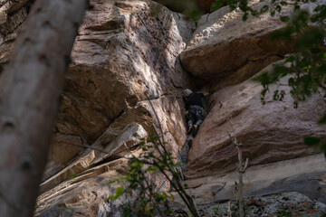 Rock Climber climbing the route Para mis amigos in Suesca Colombia © Gabriel Roveda