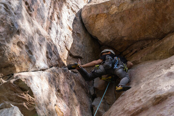 Rock Climber climbing the route Para mis amigos in Suesca Colombia © Gabriel Roveda