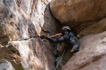 Rock Climber climbing the route Para mis amigos in Suesca Colombia © Gabriel Roveda