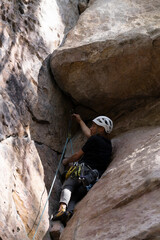 Rock Climber climbing the route Para mis amigos in Suesca Colombia © Gabriel Roveda