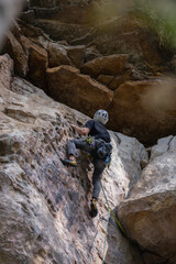 Rock Climber climbing the route Para mis amigos in Suesca Colombia © Gabriel Roveda
