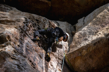 Rock Climber climbing the route Para mis amigos in Suesca Colombia © Gabriel Roveda