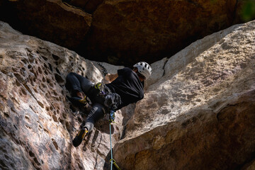 Rock Climber climbing the route Para mis amigos in Suesca Colombia © Gabriel Roveda