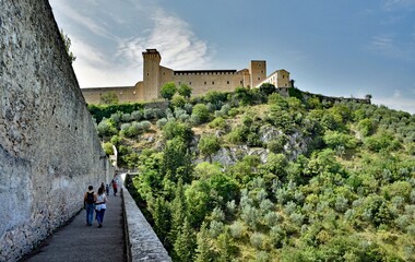 Spoleto, Rocca Albornoziana fortress seen from Ponte delle Torri - obrazy, fototapety, plakaty
