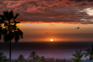 Fototapeta na wymiar Tropcial Hawaiian Sunset in Kona, Big Island, Hawaii Island