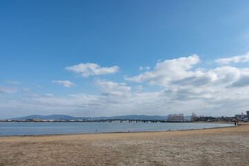 冬の青空と湖岸