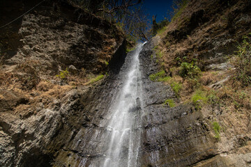viaje turístico por la reserva se observa caída de agua.