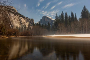 Foto op Plexiglas Half Dome Nachtzicht op de halve koepel en het merced-rivierlandschap van Yosemite National Park