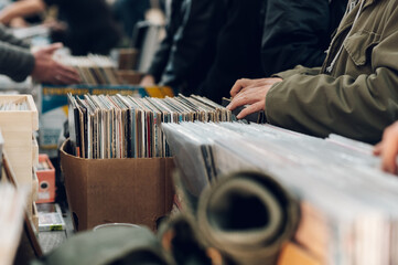 Mains d& 39 homme parcourant un album vinyle dans un magasin de disques