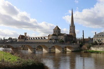 L'abbaye de Saint Savin, vue de l'ext&eacute;rieur, avec le pont sur la rivi&egrave;re Gartempe en premier plan, village de Saint Savin sur Gartempe, d&eacute;partement de la Vienne, France