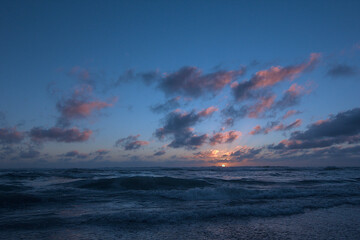 ocaso en la playa, hora azul