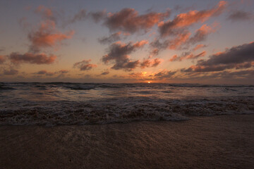 Fototapeta premium puesta de solr relajante en el mar
