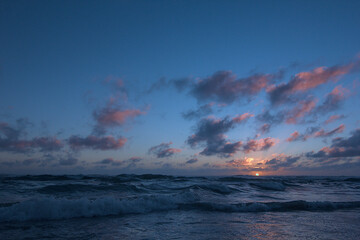 ocaso en la playa, hora azul