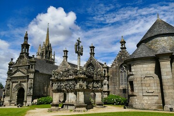 Le calvaire et l’église Saint-Miliau dans l’enclos paroissial de Guimiliau