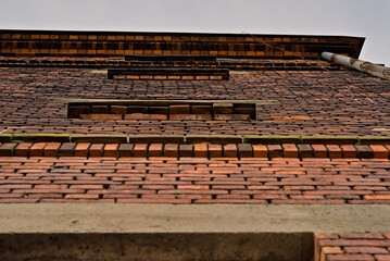 Stara ściana zabytkowego przemysłowego budynku z cegły czerwonej . 