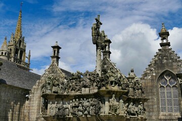 Personnages sculptés du calvaire de l'enclos paroissial de l’église Saint-Miliau à Guimiliau