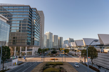 神奈川県横浜市西区みなとみらいの夕方の都市景観