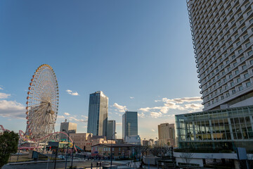 神奈川県横浜市西区みなとみらいの夕方の都市景観
