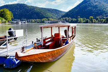 Fototapeta na wymiar Small ferry boat crossing the Danube at Dürnstein, Wachau, Austria