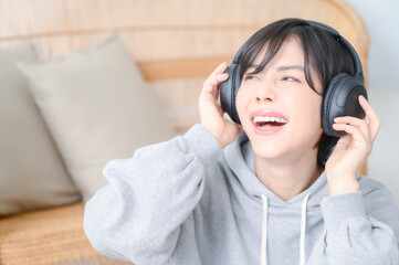 And the main visual! A woman who enjoys listening to music. Copy space