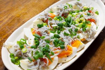 とても美味しい日本の茹で卵を使ったサラダ