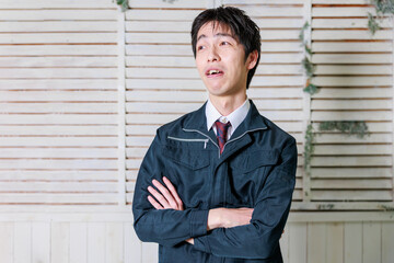 嫌な顔をする作業服の男性