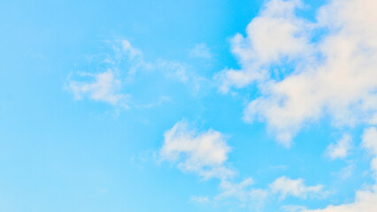 Naklejka na ściany i meble 青い空に白い雲