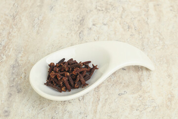 Dry Clove aroma in the bowl