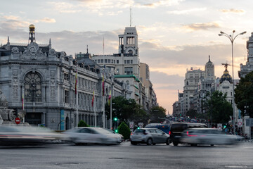 Obraz premium Gran Avenida, Madrid España, septiembre 2019. edidicios y vehiculos atracezando la ciudad.