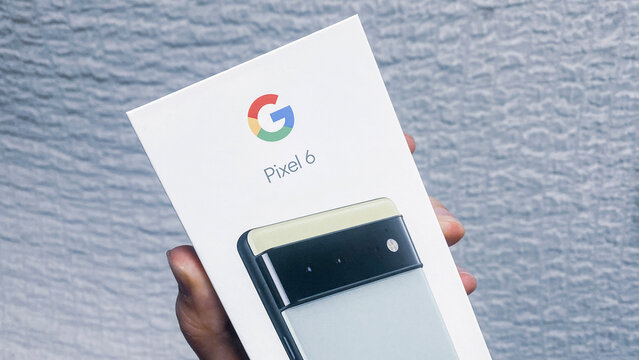 Google Pixel 6 の箱を持つ手